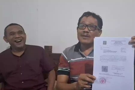 Ketua DPD PPNI periode 2017-2022, H.M Hartadi menunjukkan AHU tanggal 7 Maret 2022. [Foto : Misti/beritajatim.com]
