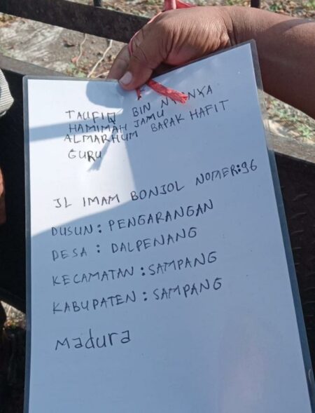 Kertas yang ditemukan di lokasi pria gantung diri di Sampang