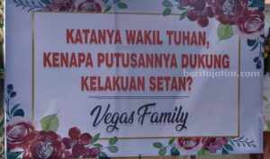 Salah satu karangan bunga yang ada di halaman depan PN Surabaya.