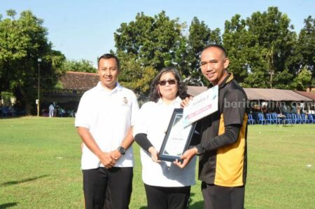 Pj Wali Kota Kediri Ikuti Jalan Sehat dan Senam Bersama