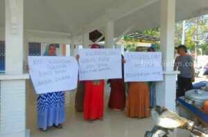 Tiap Hari Cium Kotoran Ayam, Warga Sampang Demo Kantor Kecamatan Torjun
