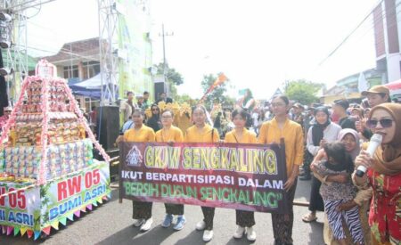 Warga Sengkaling Gelar Tradisi Arak Tumpeng Gunungan Suro