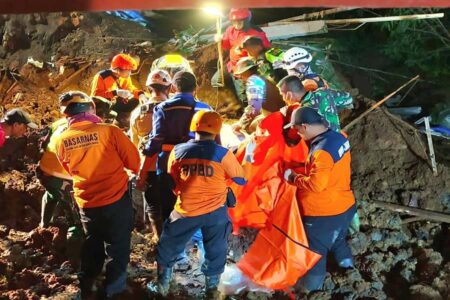 Longsor Blitar, BPBD Jatim Terjunkan TRC dan Kirim Logistik Dapur Umum Personel TRC BPBD Jatim di lokasi bencana longsor, Kecamatan Kesamben, Kabupaten Blitar.