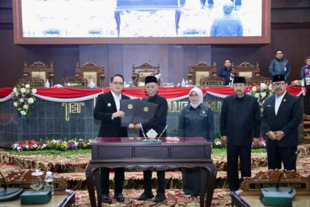 Pj. Gubernur Jatim, Adhy Karyono dan Pimpinan DPRD teken Raperda RPJPD 2025-2045.