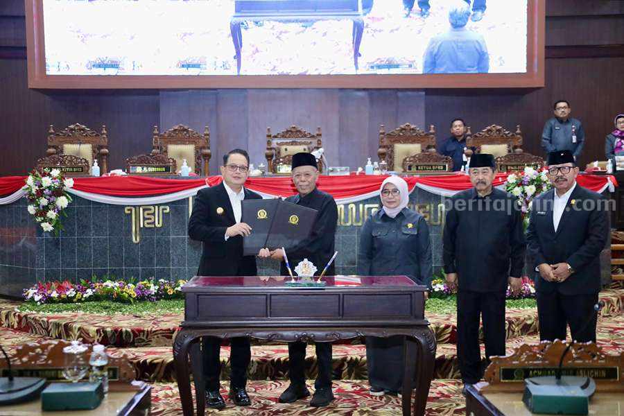 Pj. Gubernur Jatim, Adhy Karyono dan Pimpinan DPRD teken Raperda RPJPD 2025-2045.