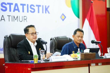 Angka Kemiskinan Jatim Turun 0,56 Persen, Penurunan Tertinggi se-Jawa Pj. Gubernur Jatim, Adhy Karyono di Kantor BPS Jatim.