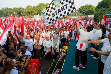 Puluhan Ribu Warga Jalan Sehat Tahun Baru Islam 1446 H Bareng Pj Gubernur Jatim Pj Gubernur Jawa Timur, Adhy Karyono melepas sekitar 50 ribu peserta jalan sehat.