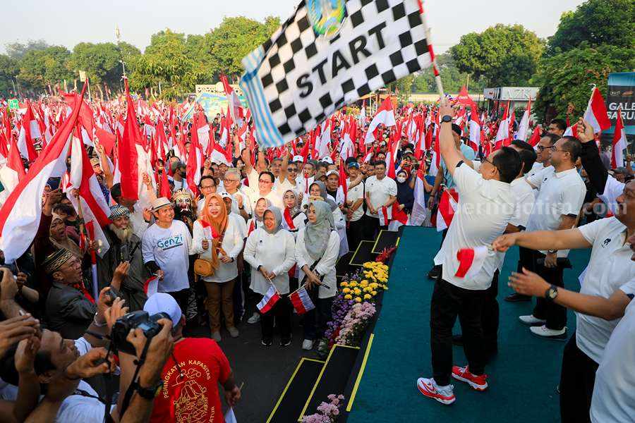Pj Gubernur Jawa Timur, Adhy Karyono melepas sekitar 50 ribu peserta jalan sehat.