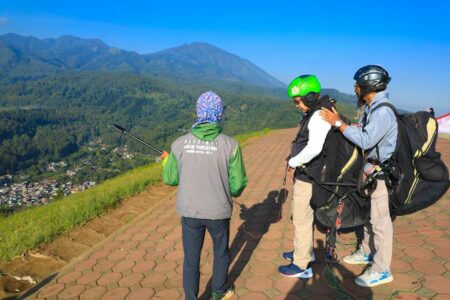Saat Paralayang Terbang, Senyum Pj Gubernur Jatim Terkembang foto beritajatim