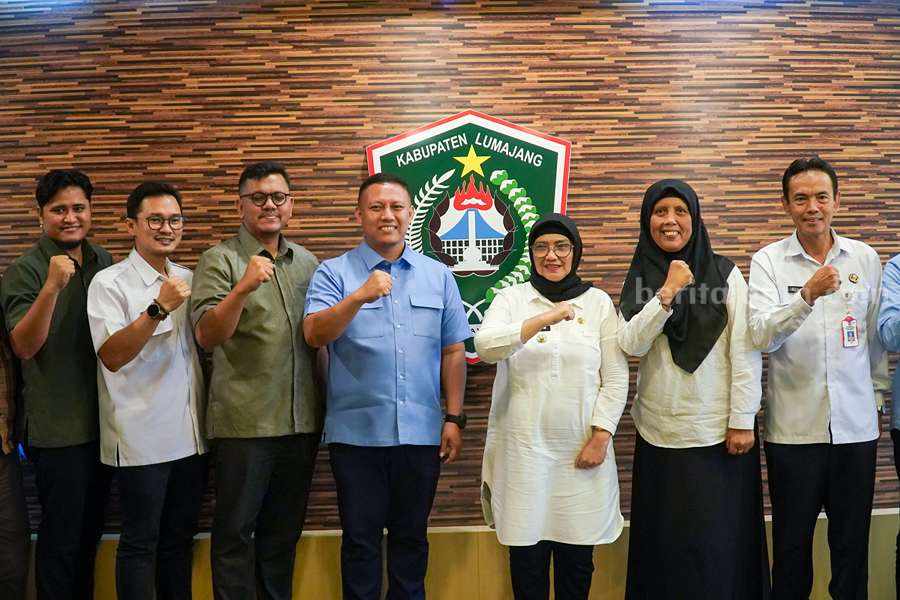 Dwi Ariady Kusuma, Founder Akademi Desa Wisata bersama Pj Bupati Lumajang, Indah Wahyuni.