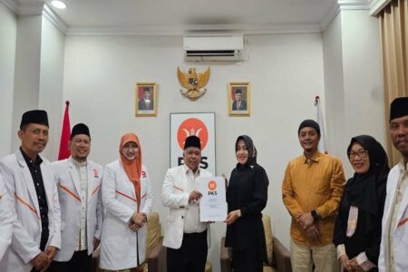 Penyerahan SK DPP PKS ke calon kepala daerah di Kabupaten dan Kota Mojokerto.