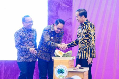 Usai Bertemu Presiden Jokowi, Pj Gubernur Jatim Pastikan Siap Wujudkan Ekonomi Hijau Pj. Gubernur Adhy mendampingi Presiden RI Jokowi dalam pembukaan konferensi dan pameran internasional COCOTECH ke-51.