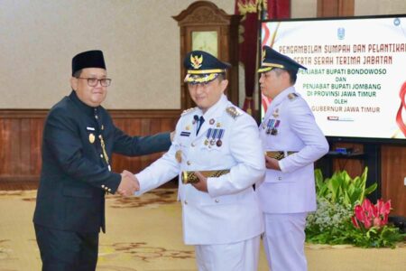 Lantik Pj Bupati Bondowoso dan Jombang, Ini Pesan Pj Gubernur Jatim foto beritajatim