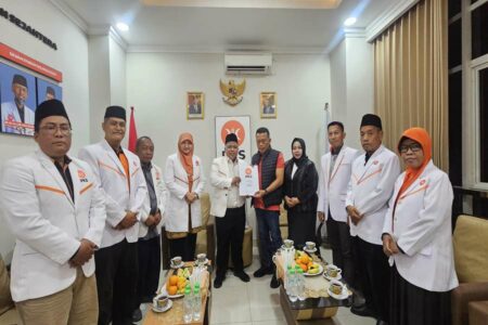 Pilkada 2024, PKS Jatim Serahkan SK DPP ke Marhaen, Slamet Junaidi dan Sugiri foto beritajatim