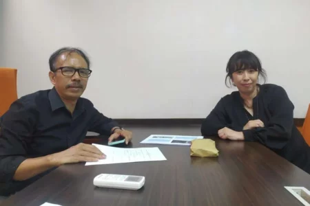 Sejarawan Unesa Prof Nasution bersama Peneliti dari Nagoya University, Jepang, Dr Nozawa Akiko.