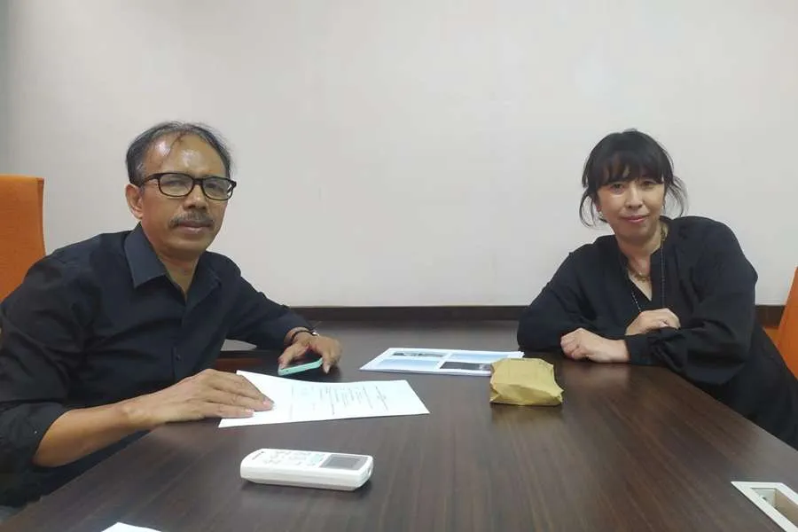 Sejarawan Unesa Prof Nasution bersama Peneliti dari Nagoya University, Jepang, Dr Nozawa Akiko.