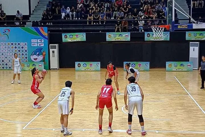 Tim Basket Putri Indonesia saat bertanding melawan Thailand di babak final AUG 2024 di GOR Basket Unesa, Surabaya.