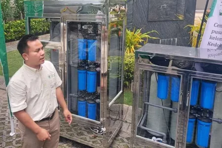Ketua CEHP-LPPM Unusa Achmad Syafiuddin menunjukkan alat pengolahan air 'Unusa Water'.