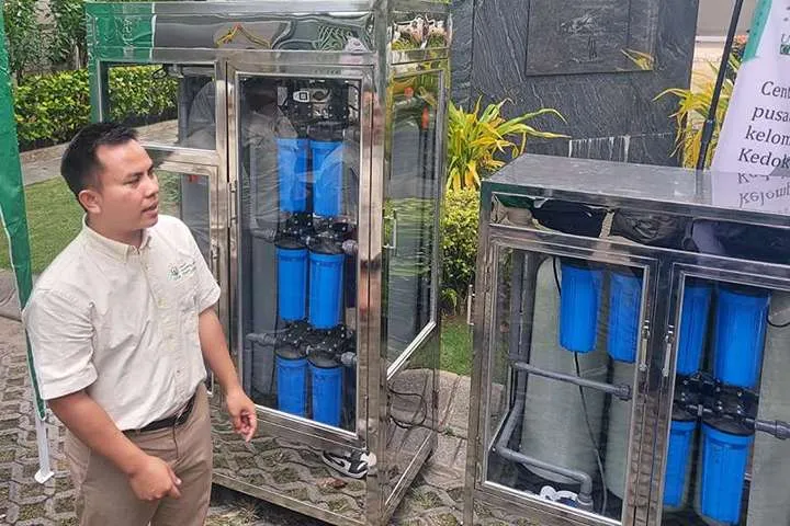 Ketua CEHP-LPPM Unusa Achmad Syafiuddin menunjukkan alat pengolahan air 'Unusa Water'.