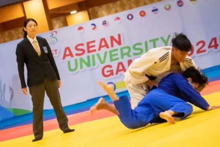 Indonesia Pastikan Juara Umum ASEAN University Games 2024, Ukir Sejarah Baru! Atlet Judo Indonesia saat bertanding dalam AUG 2024 di Universitas Negeri Surabaya (Unesa)