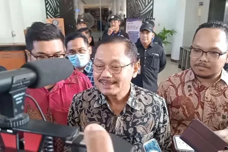 Layangkan Surat ke Rektor Unair, Prof BUS Bingung : Kenapa Saya Diberhentikan? foto beritajatim