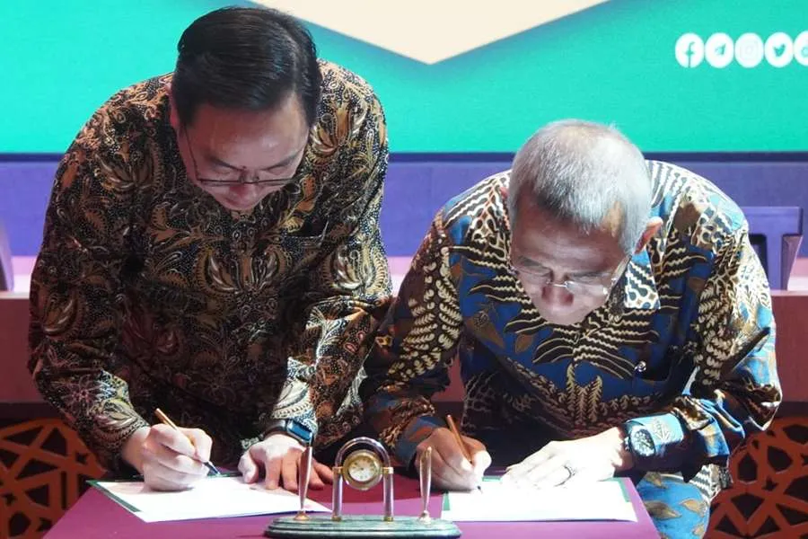 Director Institut Leimena, Matius Ho dan Rektor Unusa Prof Achmad Jazidie menandatangani MoU pengembangan literasi keagamaan lintas budaya