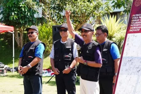 Begini Cara YPTA Surabaya Perkuat Semangat Patriotisme Pejabatnya Pimpinan YPTA Surabaya saat memberikan sambutan pada kegiatan Outbound Continous Improvement di Klub Bunga Butik & Resort Kota Batu