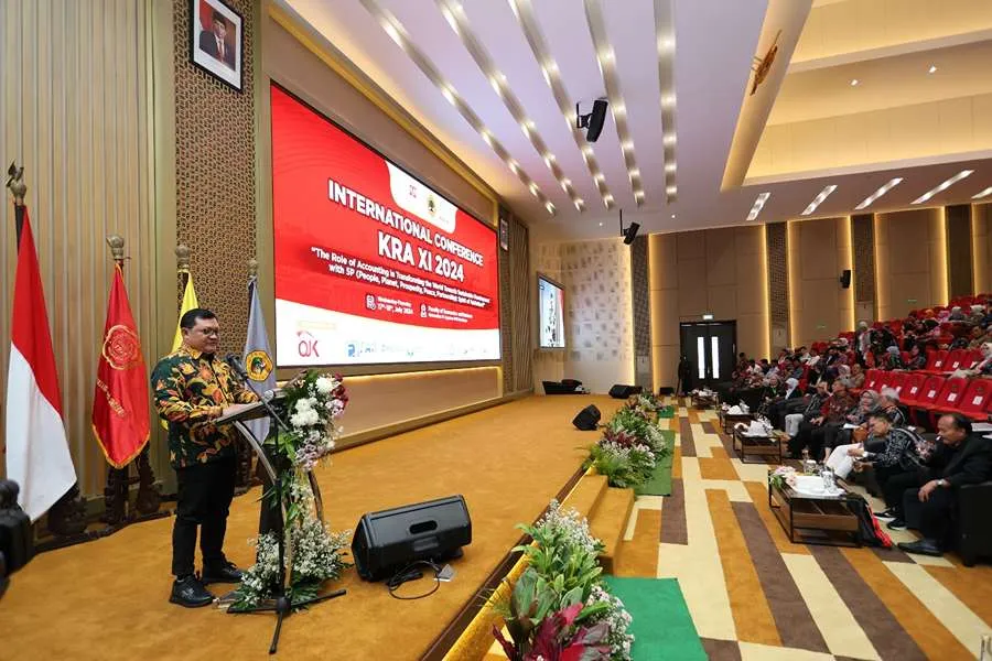 Rektor Untag Surabaya Prof Mulyanto Nugroho memberikan sambutan pada Konferensi Internasional KRA XI 2024 di di Gedung Wiyata Untag Surabaya.