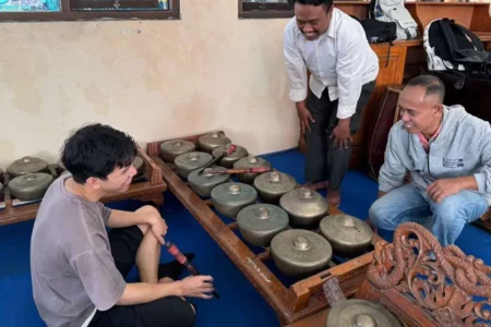 UK Petra Surabaya Jadi Tempat Mahasiswa Asing Belajar Budaya Indonesia Salah seorang mahasiswa asal China saat belajar alat musik tradisional.