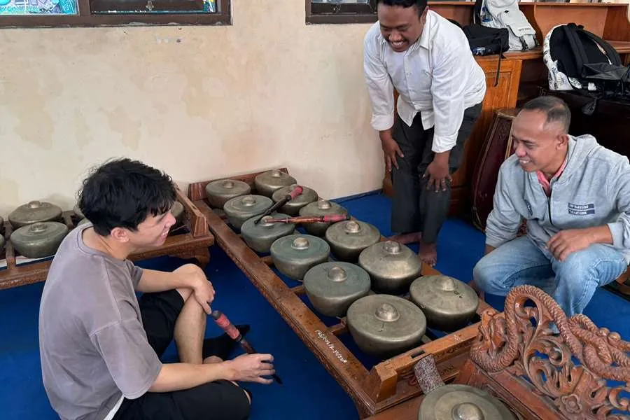 Salah seorang mahasiswa asal China saat belajar alat musik tradisional.