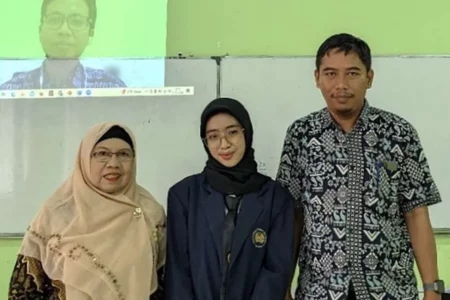 Mahasiswi Unesa Teliti Kearifan Lokal Kayangan Api Bojonegoro sebagai Model Pembelajaran Fisika Via Aprilia Nugraha saat menjalani sidang skripsi di Kampus Unesa.