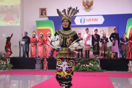 UHW Perbanas Surabaya Tutup Program Pertukaran Mahasiswa dengan Kirab Budaya