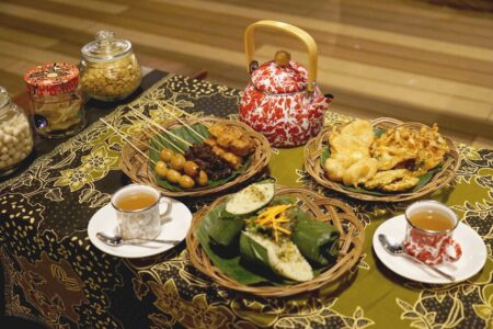Menikmati Kuliner Malam Hari di Angkringan Bintoro Grand Swiss-Belhotel Darmo Angkringan Bintoro sebagai destinasi kuliner mewah dengan harga terjangkau