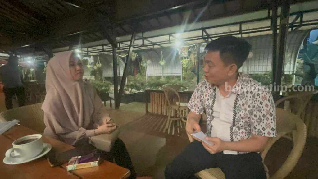 Ning Zidna pamitan ke Ketua DPD Partai Golkar Kota Kediri Sudjono Teguh Widjadja.