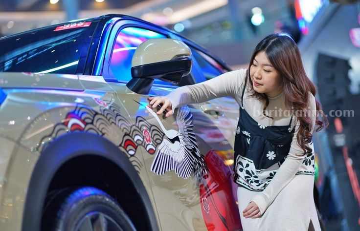 Joanne Andreas di depan mobil All New Honda HR-V Special Edition Sand Khaki Pearl yang didesainnya dengan tema Raising Bloom of Sakura.