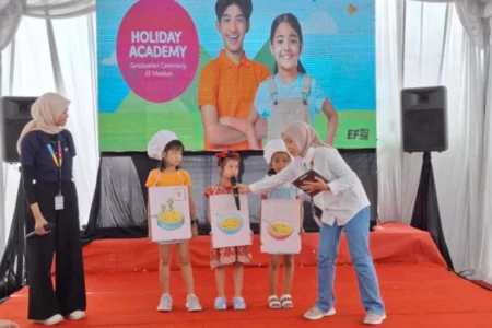 Suasana pentas dalam perayaan kelulusan murid Holiday Academy English First Madiun, Minggu (07/07/2024).