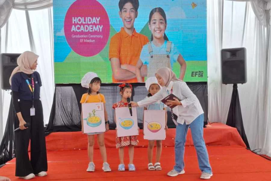 Suasana pentas dalam perayaan kelulusan murid Holiday Academy English First Madiun, Minggu (07/07/2024).