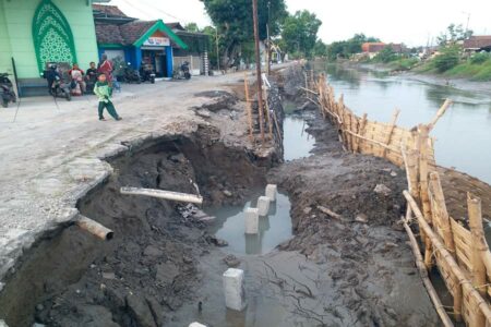 Proyek plengsengan Sungai Kedunguling di Kemantren Kec. Tulangan Sidoarjo.