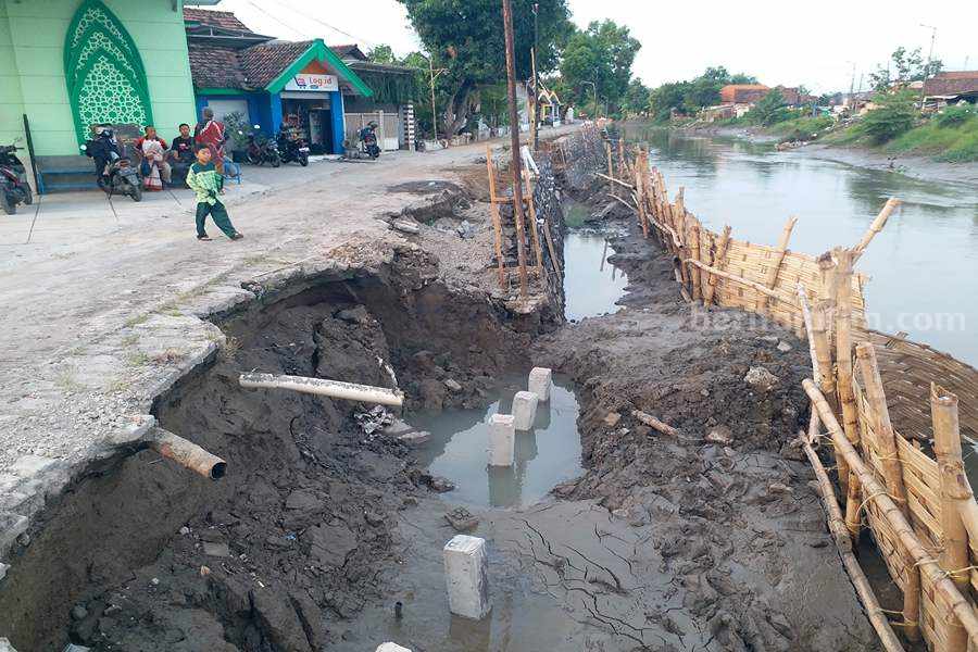 Proyek plengsengan Sungai Kedunguling di Kemantren Kec. Tulangan Sidoarjo.