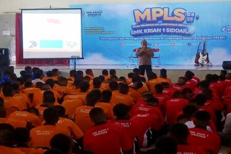 MPLS di SMK Krian 1 Kanit Binmas Polsek Krian Imbau Pelajar Tidak Takut Lapor Kanit Binmas Polsek Krian Iptu Edy Santoso memberikan pemaparan.