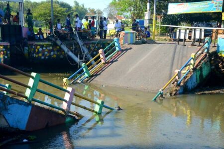 Plt Bupati Sidoarjo Perintah Bangun Jembatan Bailey di Desa Ini Plt Bupati Sidoarjo H. Subandi meninjau Jembatan Desa Kedungpeluk yang putus.