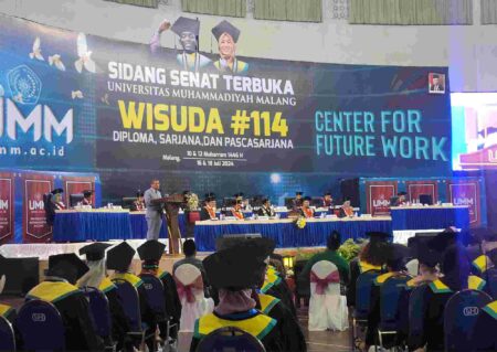 Dohong dihadapan wisudawan UMM ke - 144 (Foto: Dani Alifian/beritajatim.com)