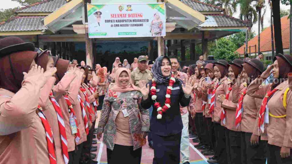 Bupati Mojokerto Ikfina Fahmawati saat menghadiri penutupan MPLS bagi Casis SMAN 1 Gondang. [Foto: Ist]