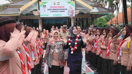 Bupati Mojokerto Ikfina Fahmawati saat menghadiri penutupan MPLS bagi Casis SMAN 1 Gondang. [Foto: Ist]