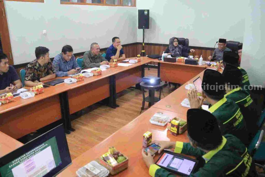 Bupati Mojokerto Ikfina Fahmawati saat menerima audiensi dari Pengurus Baznas Kabupaten Mojokerto di ruang rapat asisten. [Foto: Ist]
