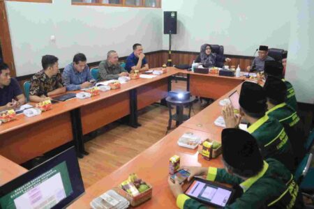 Bupati Mojokerto Ikfina Fahmawati saat menerima audiensi dari Pengurus Baznas Kabupaten Mojokerto di ruang rapat asisten. [Foto: Ist]