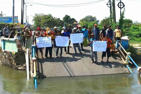 Warga Desa Kedungpeluk Tuntut Pemerintah Segera Bangun Jembatan Sementara Warga Desa Kedungpeluk Tuntut Pemerintah Segera Bangun Jembatan Sementara