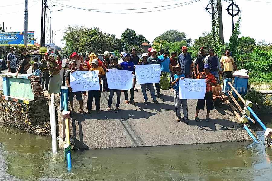 Warga Desa Kedungpeluk Tuntut Pemerintah Segera Bangun Jembatan Sementara Warga Desa Kedungpeluk Tuntut Pemerintah Segera Bangun Jembatan Sementara