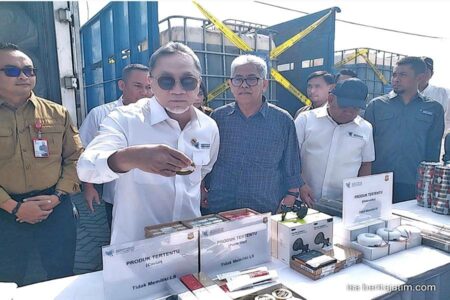 Mendag Zulhas Pimpin Pemusnahan Produk Tak Berizin di Sidoarjo