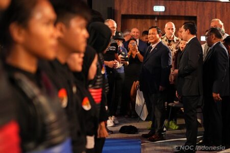 Prabowo Ingin Pencak Silat Dimainkan di Olimpiade Prabowo Subianto telah bertemu langsung dengan Presiden International Olympic Committee (IOC) Thomas Bach di Paris, Sabtu (27/7/2024) waktu setempat. Foto: NOC Indonesia/Tetuko Mediantoro/Lumix Indonesia